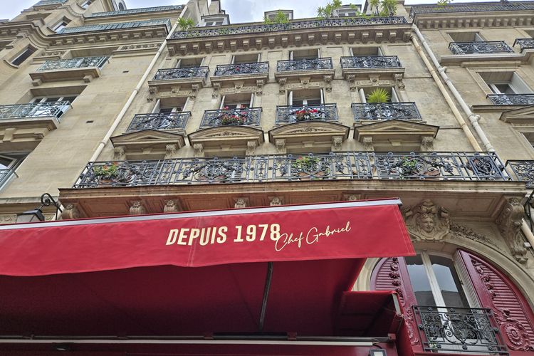 Penampakan apartemen di Paris dalam bidikan Samsung Galaxy Z Flip 6. Apartemen ini berada tepat di atas restoran Terra Nera, lokasi syuting serial Netflix populer Emily in Paris.