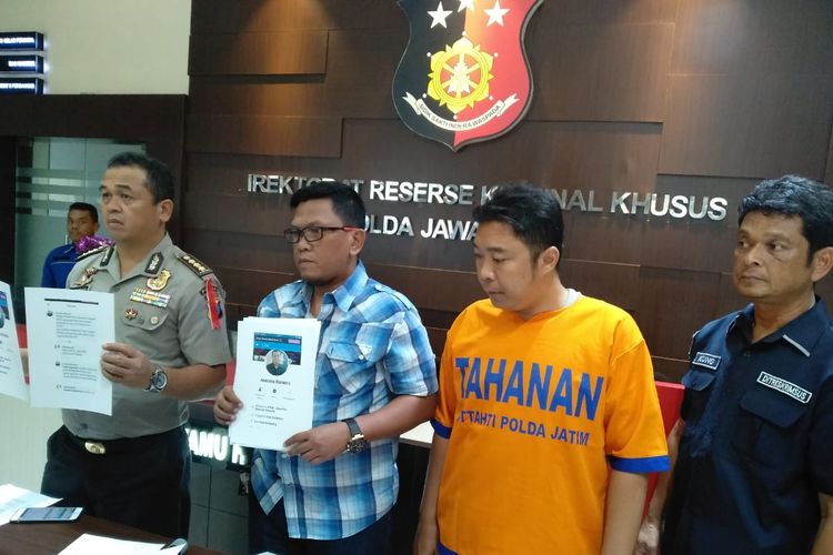 AKR, tersangka ujaran kebencian diamankan di Mapolda Jatim, Minggu (7/4/2019)