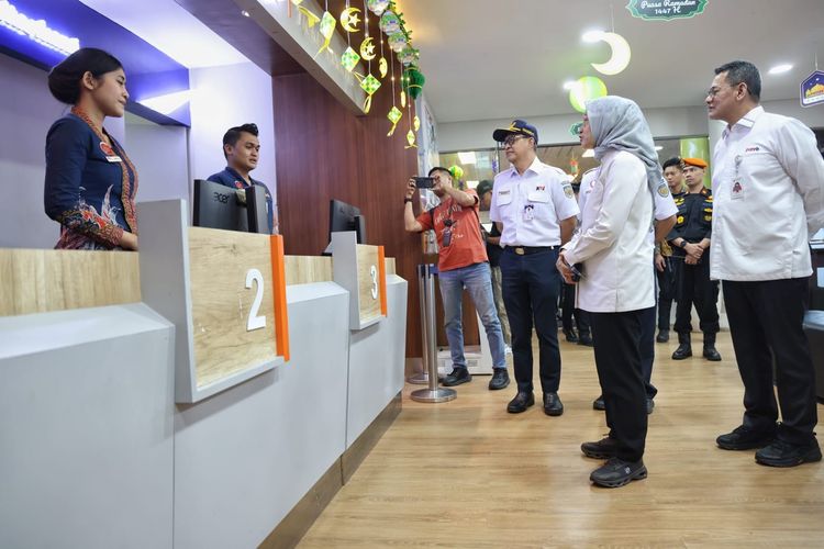 Menteri PANRB Rini Widyantini saat meninjau pelayanan di Stasiun Gambir, Jakarta, Jumat (13/3/2026).