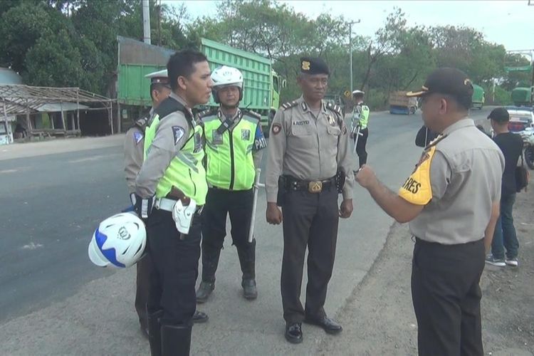 Kapolres Ogan Ilir AKBP Gazali Ahmad memberikan pengarahan kepada personelnya untuk meningkatkan patroli di jalur jalintim Palembang-Ogan Ilir pasca adanhya aksi bajing loncat di jalur tersebut