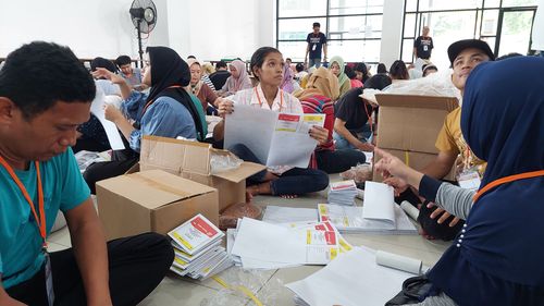 Awasi Sortir-Lipat Surat Suara, Bawaslu Jakbar: Pastikan Aman dan Bebas Kerusakan