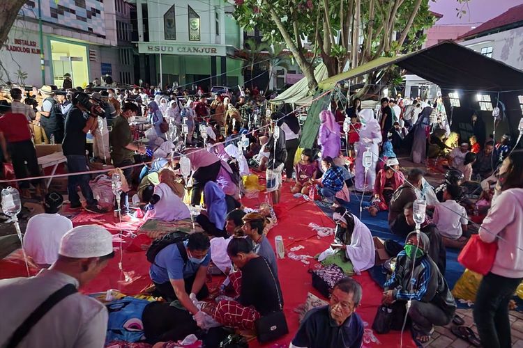 Cianjur 지진의 희생자들은 월요일(2022/11/21) Cianjur Regency의 사양 병원 마당에 누워 있습니다.