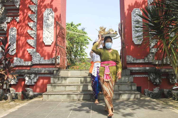 Umat Hindu melaksanakan perayaan Hari Raya Galungan yang berlangsung di Pura Agung Sriwijaya, Palembang, Sumatera Selatan, Rabu (14/4/2021).