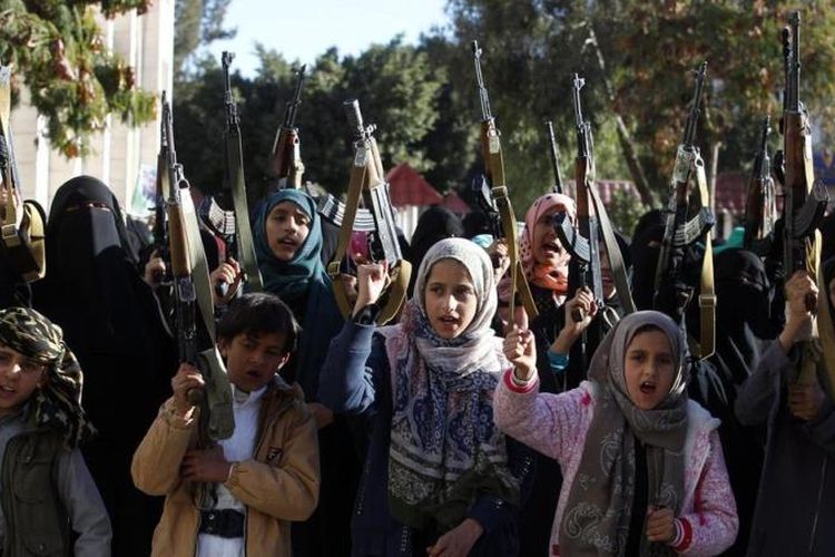 Sejumlah perempuan dan anak-anak berkumpul di Sanaa dan mengangkat senjata sebagai bentuk dukungan kepada kelompok pemberontak Yaman, Houthi (13/1/2018).