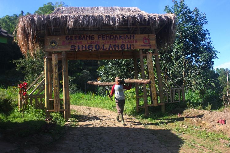 Jalur pendakian puncak Lawu Pos Singo Langu masih ditutup untuk kegiatan pendakian, karena masih berlangsungnya cuaca ekstrem angin kencang.