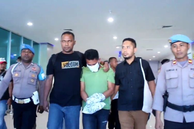 J Oknum Polisi yang Rampok Tiba di Sorong dan Langsung Ditahan