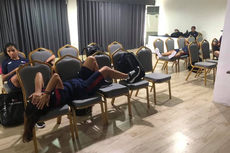 Para pemain timnas putri Filipina menunggu di ruang pertemuan Hotel WhiteWoods karena kamar mereka belum siap.