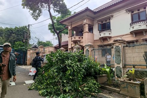 Eny Sempat Pukul dan Ludahi Petugas Saat Dievakuasi dari Rumah Mewah yang Terbengkalai di Cakung