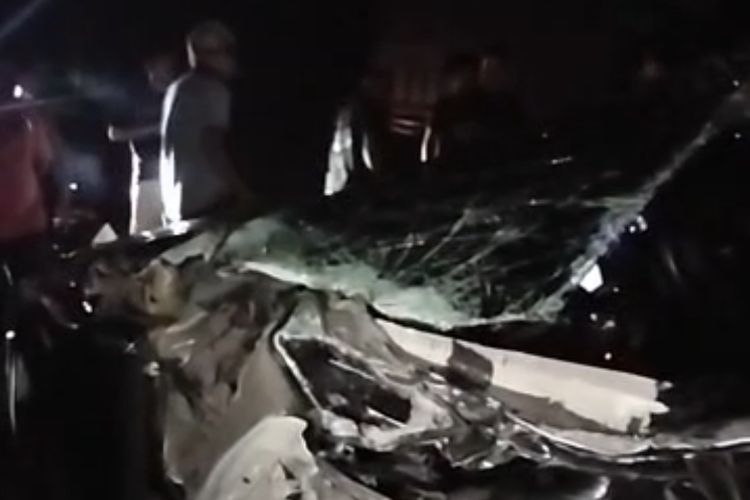 Antrean BBM Mengular Hingga ke Jalan Raya Picu Tabrakan Hebat di Bone