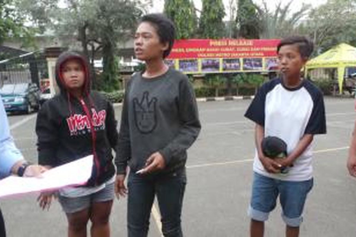 Rosdiana (tengah), remaja putus sekolah yang menjadi pak ogah di kawasan Tanjung Priok, Jakarta Utara. Ia diamankan petugas polisi untuk selanjutnya dibina.