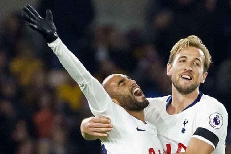 Harry Kane merayakan gol Lucas Moura pada pertandingan Wolverhampton Wanderers vs Tottenham Hotspur di Stadion Molineux, 3 November 2018. 