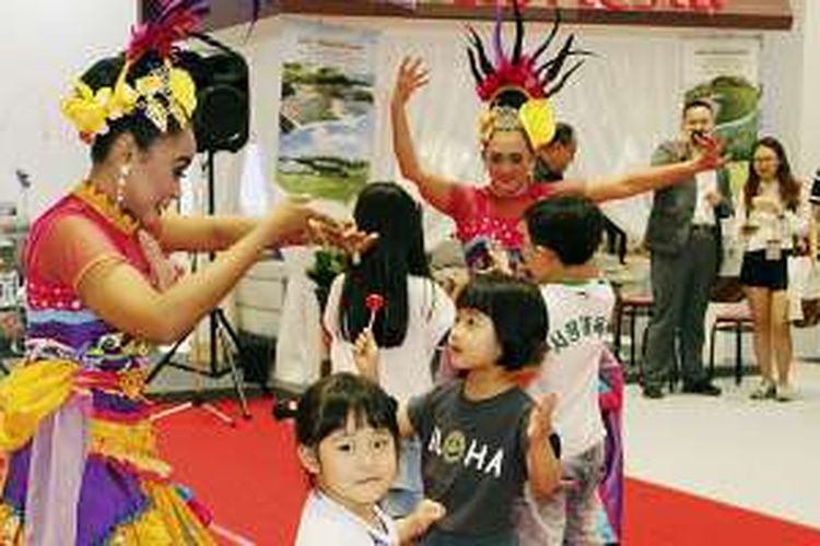 Penari dari tim Kementerian Pariwisata mengajak anak-anak warga Korea Selatan menari bersama dalam acara promosi pariwisata di Suwon, Korea Selatan, Sabtu (28/5/2016).