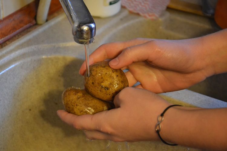Ilustrasi mencuci sayuran kentang