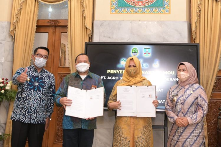 Gubernur Jabar Ridwan Kamil saat menghadiri penyerahan MoU antara PT Agro Jabar dan PT Agro Serang Berkah di Kantor Pendopo Kabupaten Serang, Kamis (15/4/2021).