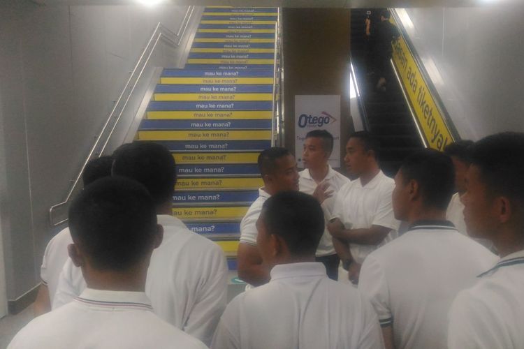 Prajurit Batalyon 10 Tentara Nasional Indonesia (TNI) Angkatan Darat (AD) berjaga di area stasiun mass rapid transit (MRT) Senayan, Jakarta Selatan, Sabtu (13/7/2019).