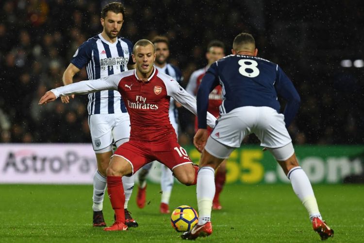 Jack Wilshere mencoba lepas dari penjagaan Jake Livemore pada pertandingan West Brom vs Arsenal di Stadion The Hawthorns, Minggu (31/12/2017). Laga ini merupakan partai ke-811 Arsene Wenger di Premier League. 