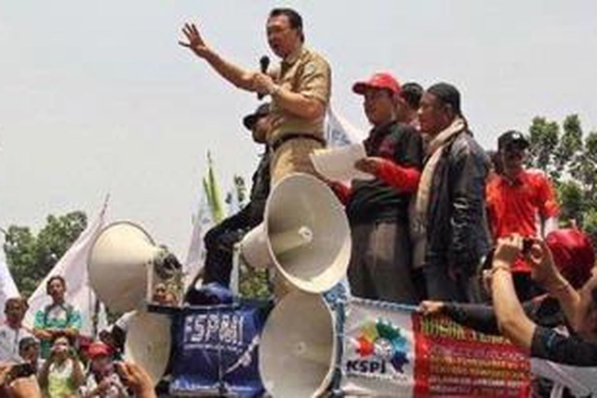 Wakil Gubernur DKI Jakarta, Basuki Tjahaja Purnama, berbicara di hadapan para buruh yang berunjuk rasa di depan Balaikota DKI Jakarta, Rabu (24/10/2012). Buruh mendesak Pemprov DKI menaikkan upah minimum provinsi 2013. TRIBUNNEWS/HERUDIN