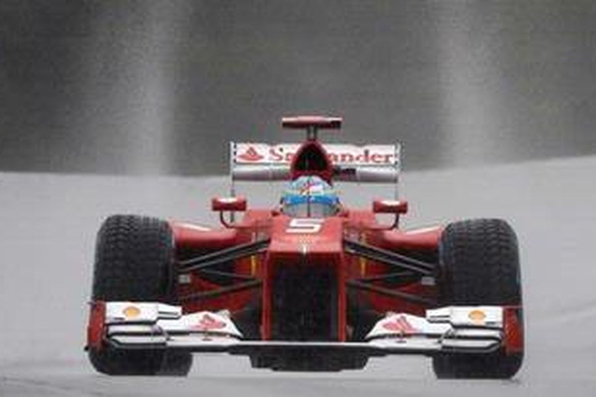 Pebalap Ferrari, Fernando Alonso, saat memasuki pit stop dalam latihan bebas GP Belgia, yang diwarnai hujan deras, Jumat (31/8/2012).