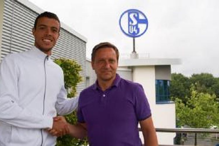Striker anyar FC Schalke, Franco di Santo (kiri), bersama Direktur Olahraga Schalke, Horst Heldt.
