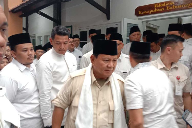Prabowo Subianto saat berkunjung ke Pesantren Tebuireng, Jombang, Jawa Timur, Minggu (21/5/2023).