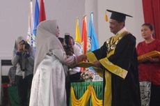 Momen Haru Wisuda Unimed, Saat Ibu Ambil Ijazah Mendiang Anaknya