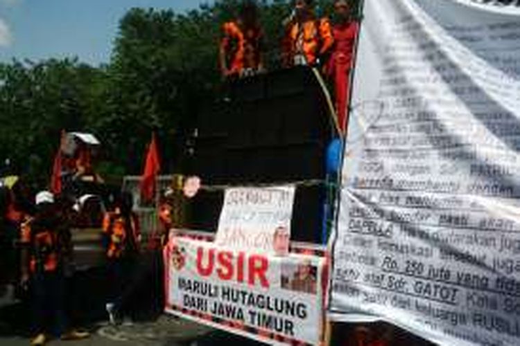 Aksi Pemuda Pancasila di depan kantor Kejati Jatim