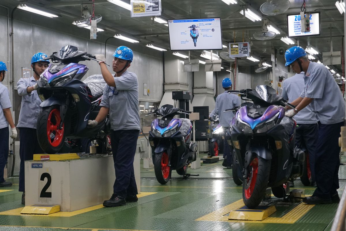 Ilustrasi perakitan motor di pabrik Yamaha