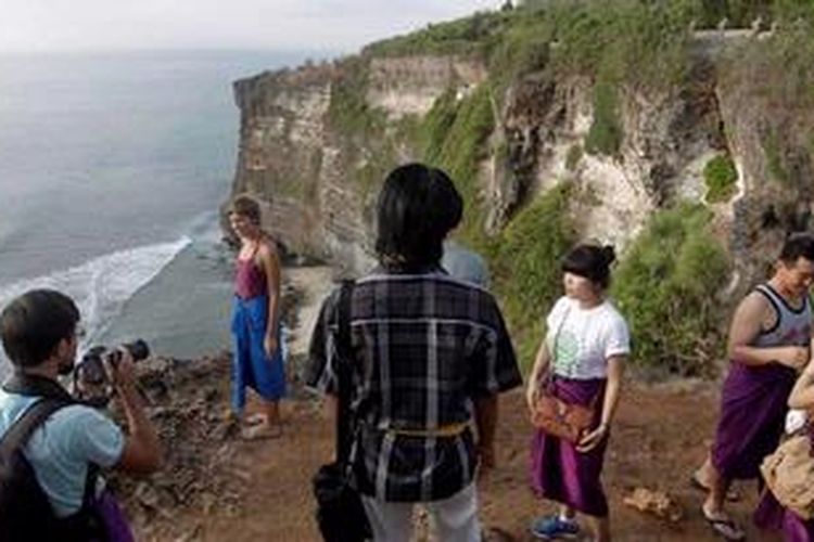 Wisatawan mengunjungi lokasi wisata Pura Ulu Watu, Bali, Selasa (1/1/2011). 