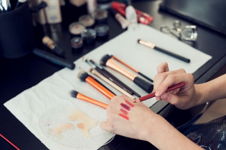 Ada 21 produk kosmetik yang dicabut izin edarnya oleh BPOM. Sebab, produk tersebut diproduksi tidak sesuai dengan data yang didaftarkan.