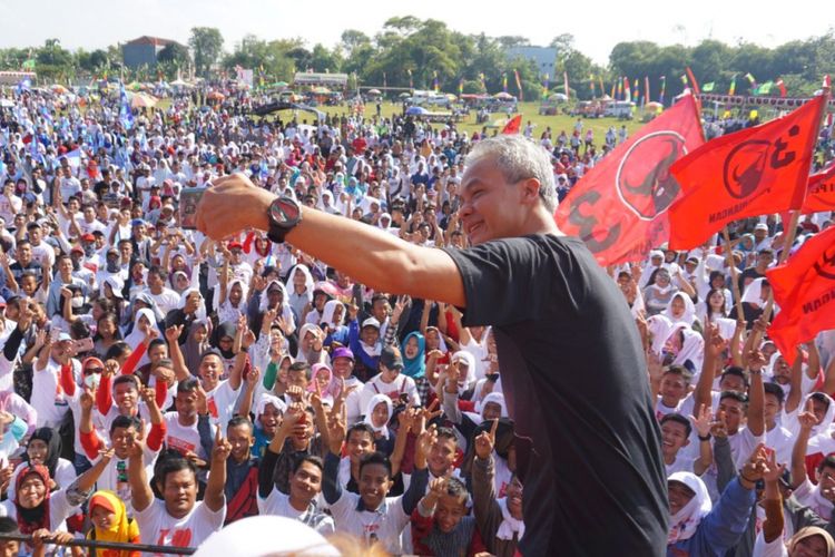 Gubernur Jawa Tengah nonaktif, Ganjar Pranowo saat kampanye terbuka di Lapangan Kuripan, Kecamatan Purwodadi, Kabupaten Grobogan, Jateng, Minggu (6/5/2018) pagi.‎