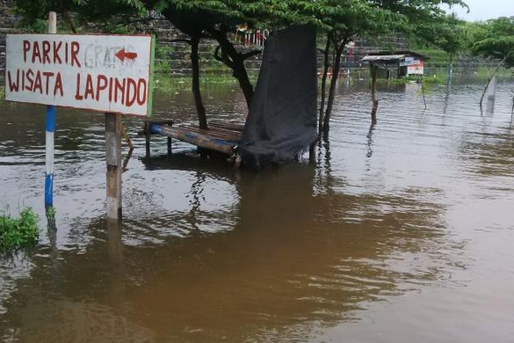 Jalan raya dan rel di bawah tanggul lumpur Sidoarjo tergenang banjir
