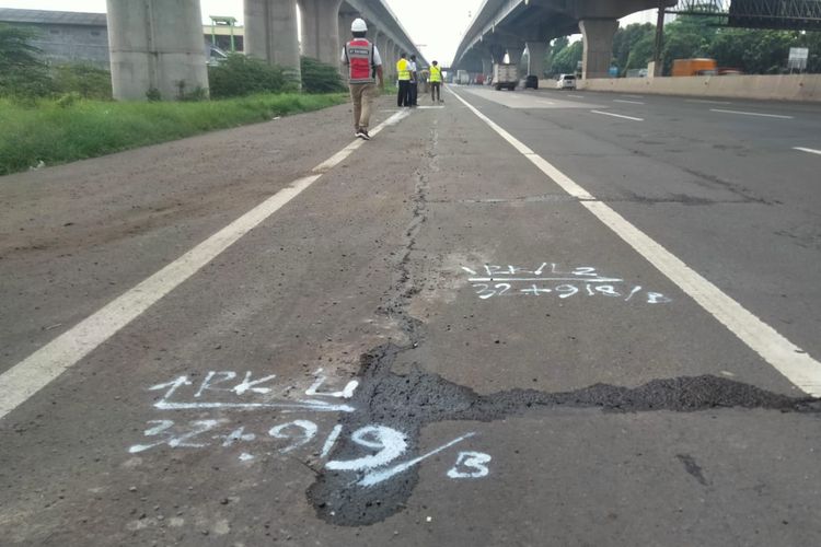 Pekerjaan Jalan di Tol Jakarta-Cikampek