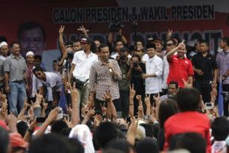 Calon presiden Joko Widodo (Jokowi) berorasi di depan simpatisannya saat kampanye terbuka di Lapangan Pagaden, Subang, Jawa Barat, Selasa (17/6/2014). Pemilu Presiden 2014 akan berlangsung 9 Juli mendatang.