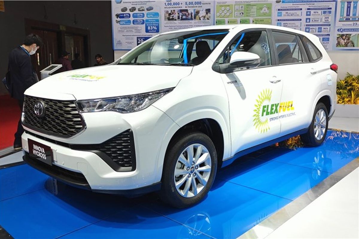 Toyota Innova Hycross berteknologi flex fuel dipamerkan di Bharat Mobility Global Expo 2024 di New Delhi, India.
