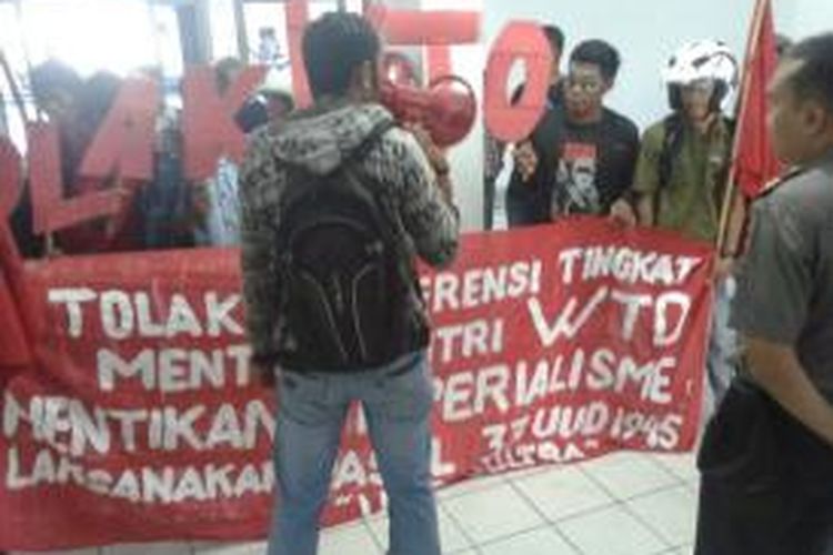 Tolak pelaksanaan WTO di Nusa Dua Bali, puluhan mahasiswa dari Liga Mahasiswa Nasional Untuk Demokratik (LMND) Sultra,razia ruangan anggota DPRD setempat. Karena tak satupun anggota dewan ditemui saat mereka  mendatangi gedung DPRD setempat.