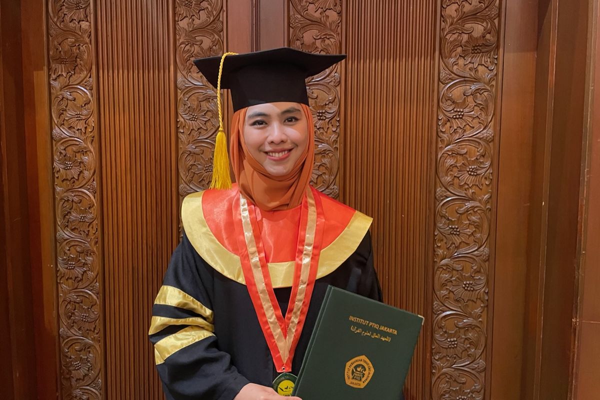 Dihadiri Keluarganya, Oki Setiana Dewi Bahagia Setelah Wisuda