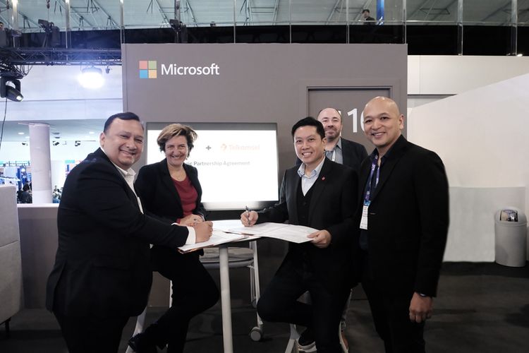 Kolaborasi Telkomsel dan Microsoft_1-2: Telkomsel dan Microsoft kembali berkolaborasi untuk tingkatkan pengalaman gaya hidup digital pelanggan dengan memperkuat integrasi Microsoft Azure AI ke dalam platform pelanggan dan bisnis Telkomsel. Melalui perluasan kolaborasi tersebut, memungkinkan Telkomsel untuk memperkuat kapabilitas AI di berbagai layanan yang di tawarkan, sehingga dapat memberikan layanan yang lebih cerdas, efisien, dan inovatif bagi seluruh pelanggan.