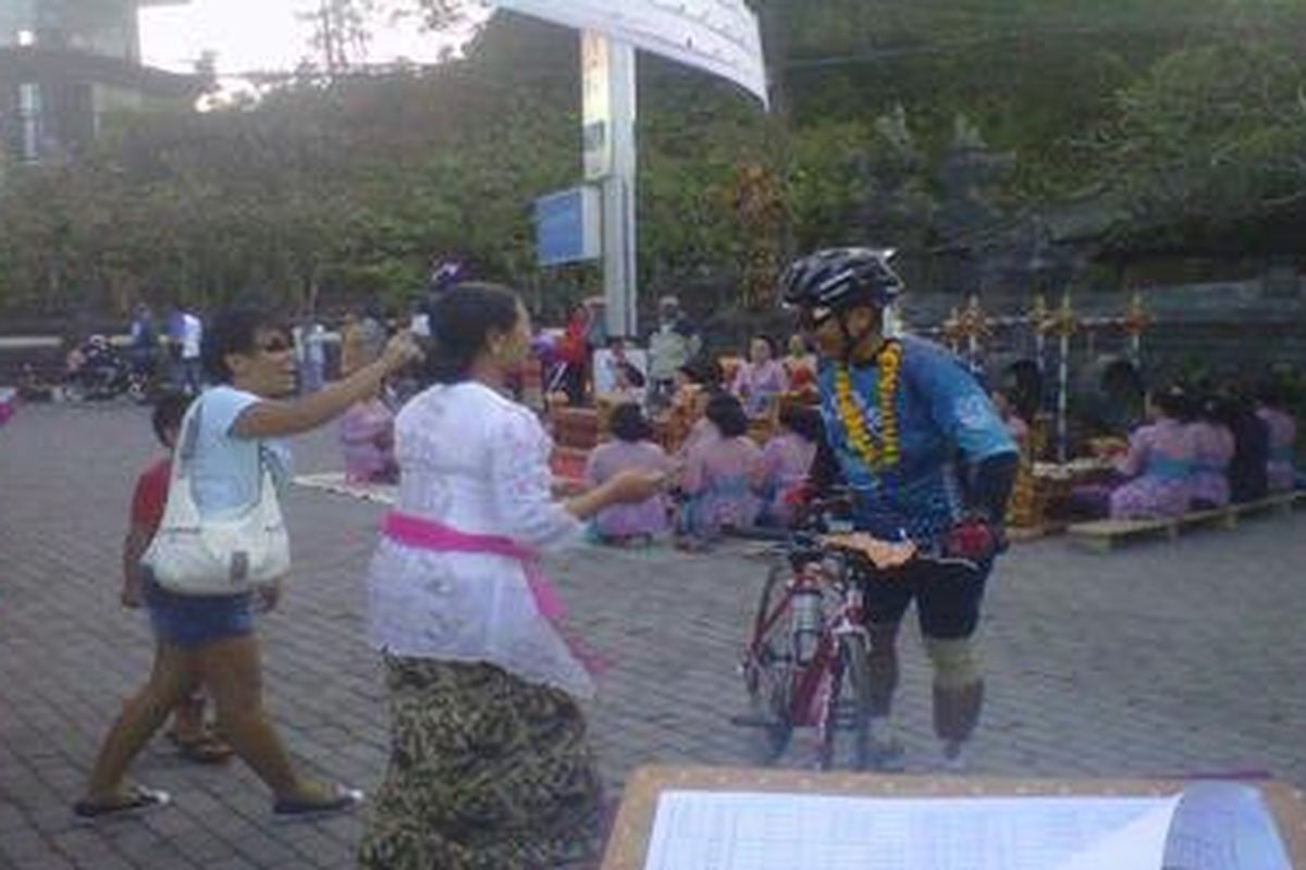 Peserta Kompas Bali Bike disambut alunan gamelan Beleganjur dan gong gebyar di garis akhir etape kedua, Sabtu (15/9/2012) di Hotel Likeview, Kintamani.