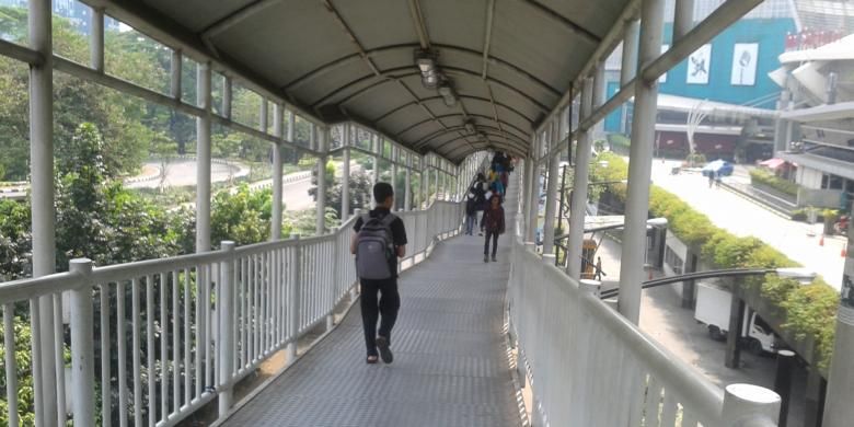 Jalur transit antara halte Semanggi dan Bendungan Hilir yang dinilai sejumlah pengguna bus transjakarta, terlalu panjang dan naik turun.