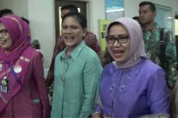 Iriana Joko Widodo dan Mufidah Jusuf Kalla saat di PKU Solo, Kamis (14/3/2016).