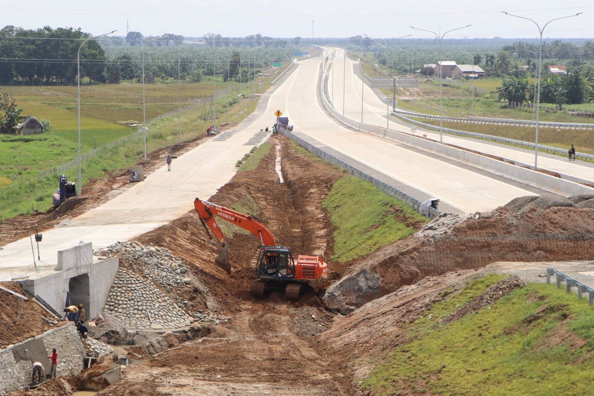 Pekerja menyelesaikan pekerjaan di sekitar simpang susun (interchange) Lubuk Pakam di ruas jalan tol Medan-Kualanamu-Tebing Tinggi, di Deli Serdang, Sumatera Utara, Jumat (24/2). Pembangunan fisik ruas jalan tol itu secara keseluruhan sudah selesai 80 persen dan ditargetkan rampung Desember 2017.

Kompas/Nikson Sinaga (NSA)
24-02-2017