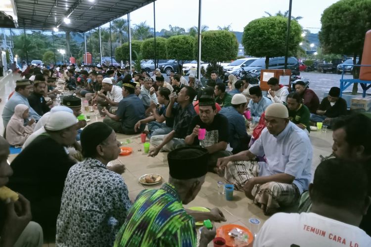 Warga berbuka puasa di Masjid Ridwanul Bahri atau juga dikenal sebagai Masjid Fasharkan di Kompleks TNI Angkatan Laut (AL), Manokwari, Papua Barat, Kamis (7/4/2022).