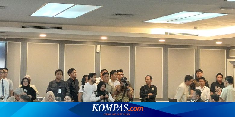 Prabowo Sprays Agrarian Activists at DPR Meeting