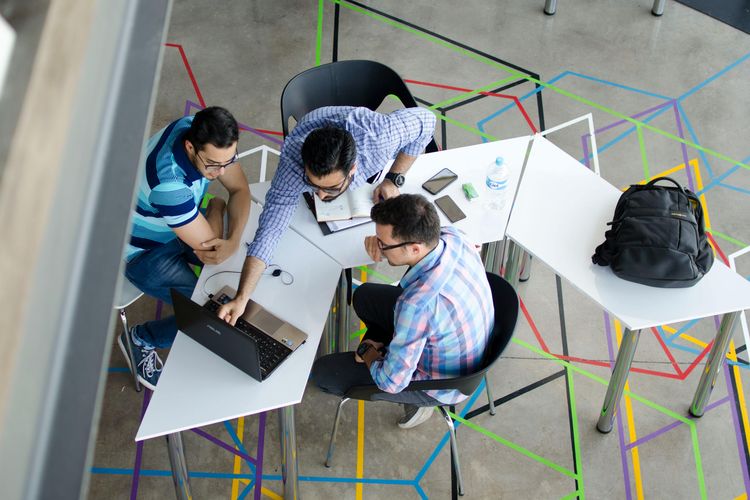 Ilustrasi pegawai, bekerja di kantor.