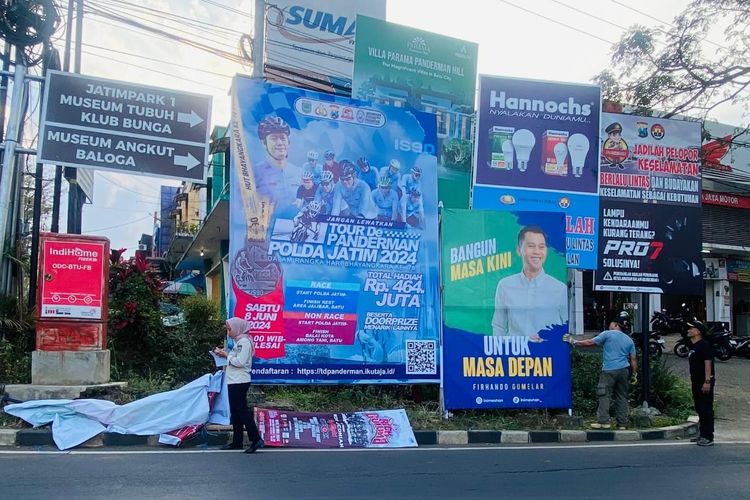 Beberapa atribut politik bakal calon peserta Pilkada 2024 di Kota Batu, Jawa Timur. 