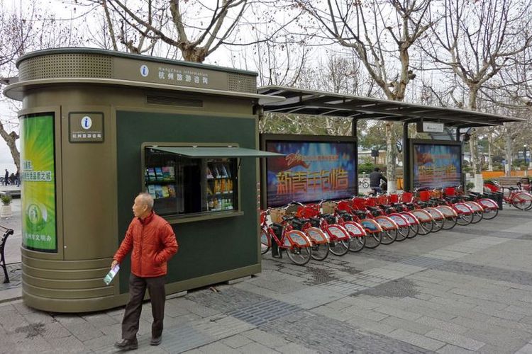 Sebuah 'terminal' layanan berbagi sepeda atau bike-sharing di kota Hangzhou, China.