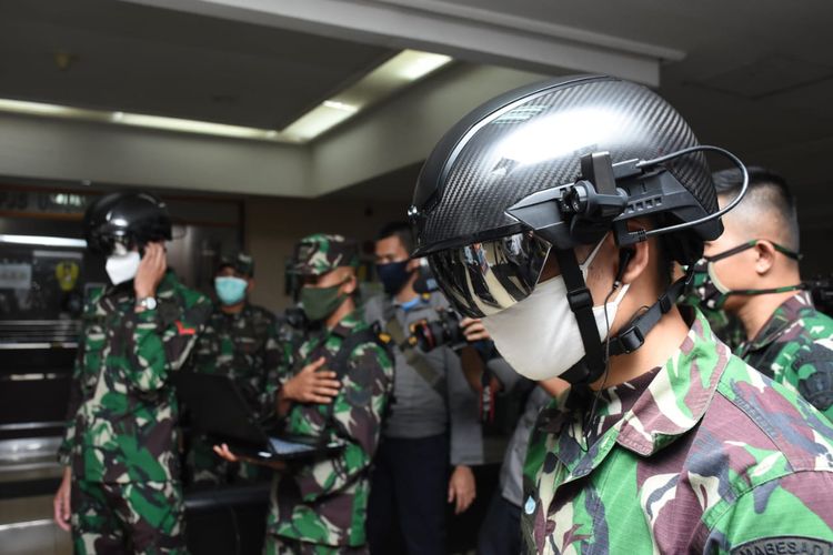 Salah seorang personel TNI AD yang menggunakan helmet thermal KC wearable. Helm ini dapat mendeteksi suhu tubuh seseorang hingga jarak 10 meter.