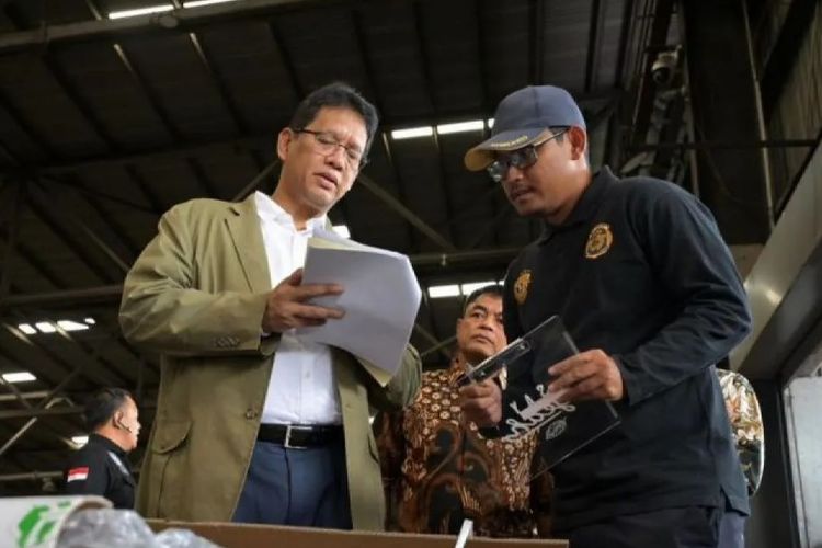 Menteri Keuangan Purbaya Yudhi Sadewa meninjau proses pemeriksaan barang impor di Kantor Pengawasan dan Pelayanan Bea Cukai Tipe Madya Pabean (KPPBC TMP) Tanjung Perak dan Kantor Balai Laboratorium Bea dan Cukai (KBLBC) Kelas II Surabaya, Selasa (11/11/2025). 