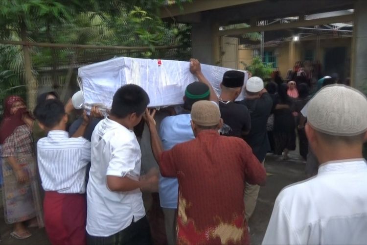 Jenazah TKI Syeh Mulachela (38) asal Kopang Rembiga, Lombok Tengah tiba di rumah duka Jumat siang (24/12/2021). Jenazah Mulachela adalah 1 dari 6 Jenazah TKI yang dilaporkan meninggal dunia akibat insiden itu