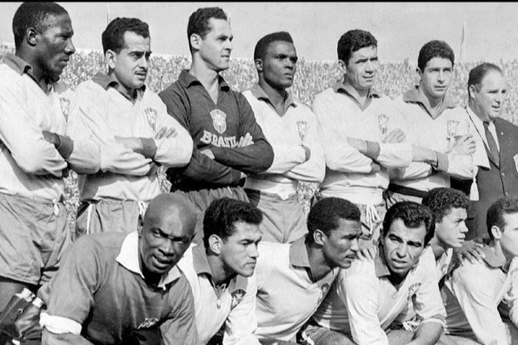 Skuad timnas Brasil berpose sebelum pertandingan final Piala Dunia 1962 melawan Cekoslowakia yang digelar di Stadion Nasional, Santiago, pada 17 Juni 1962. Dalam foto tersebut, Garrincha duduk jongkok di urutan kedua dari kiri. (Foto oleh AFP)